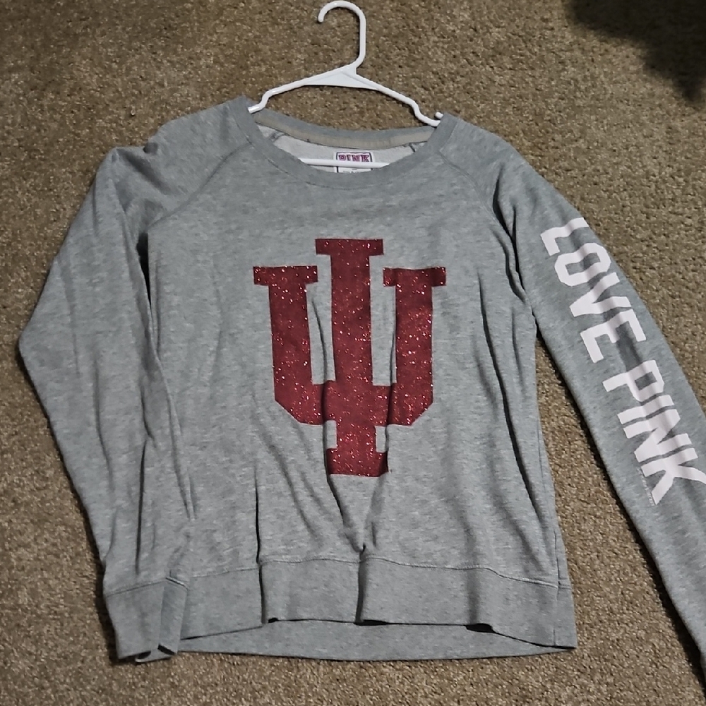 IU sweater Vs Pink